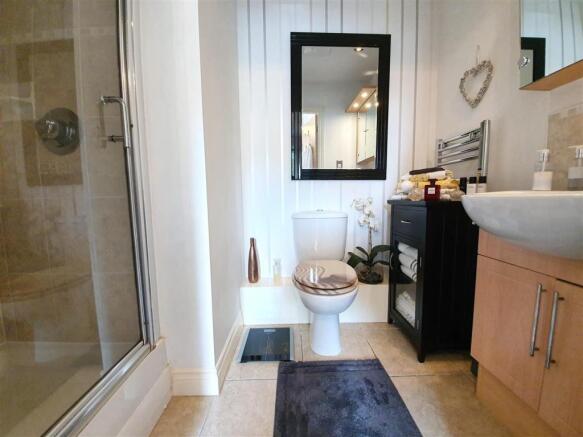 EN SUITE SHOWER ROOM/WC