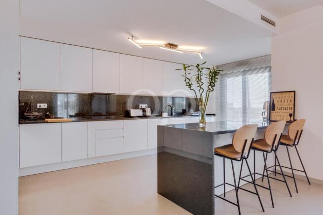 Contemporary fully fitted kitchen with island and breakfast seating