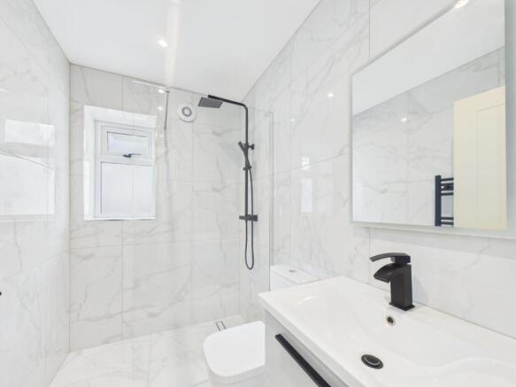 4 bed House to rent Image 5