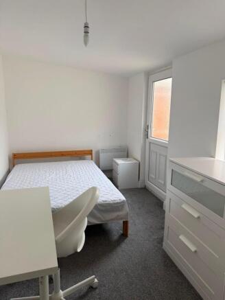 4 bed Terraced to rent Image 6