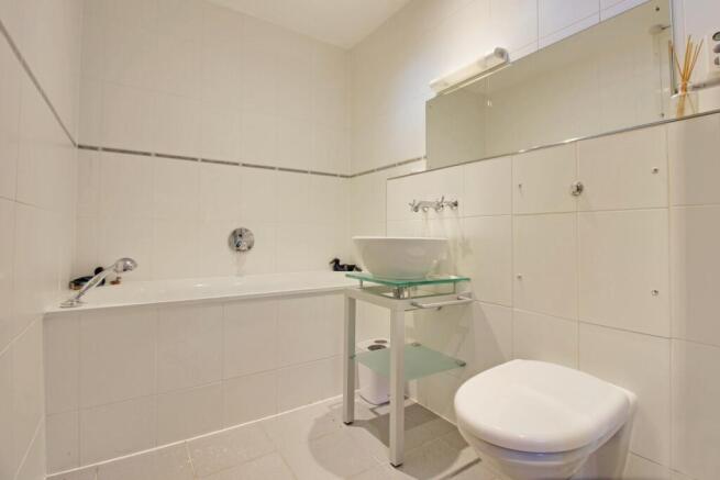Bedroom 2 Ensuite Jack-and-Jill Bathroom