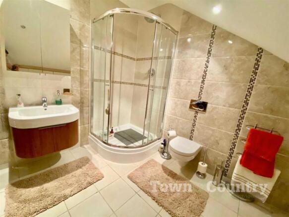 EN-SUITE SHOWER ROOM