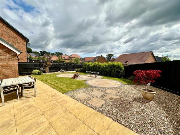 Reeve Drive, Farnham photo 4