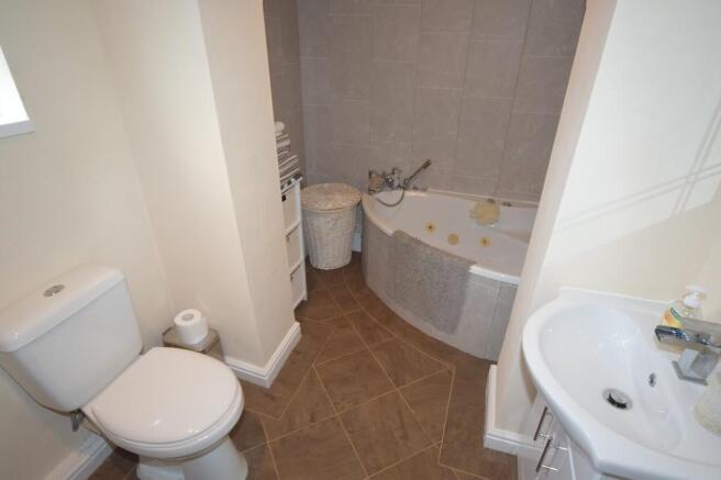 GROUND FLOOR BATH...