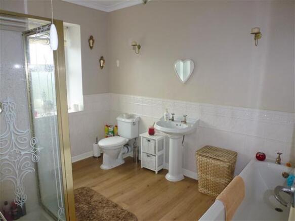 FAMILY BATHROOM :