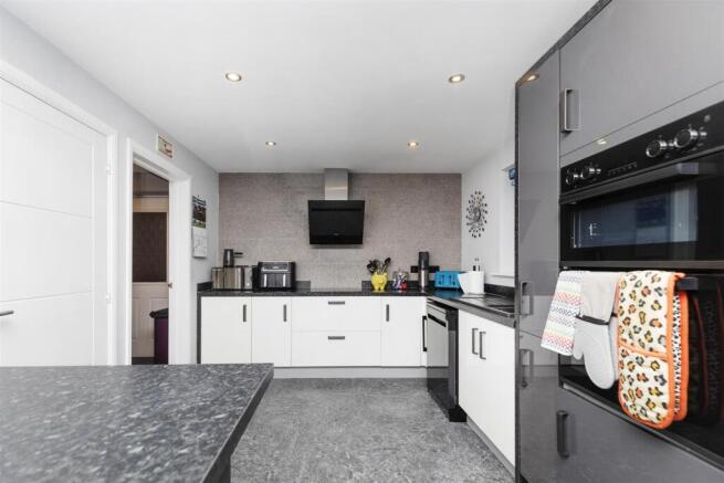 5 bed Detached for sale Image 7