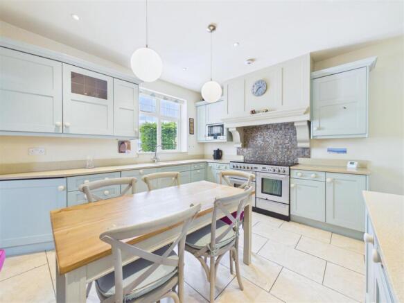 4 bed Detached for sale Image 8