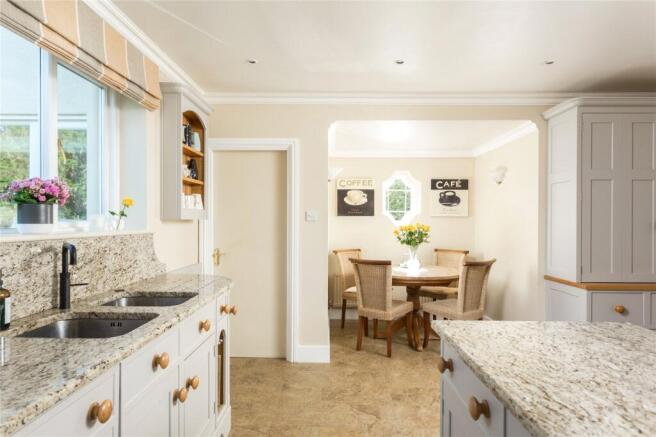 5 bed Detached for sale Image 8