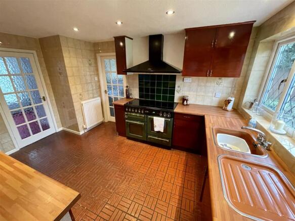 SR10 Kitchen2.jpg