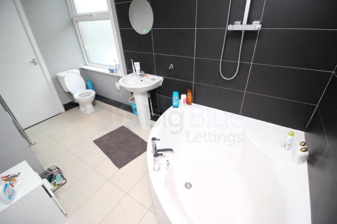 8 bed House Share to rent Image 8