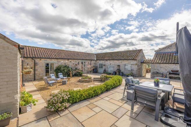 6 bed Detached for sale Image 4
