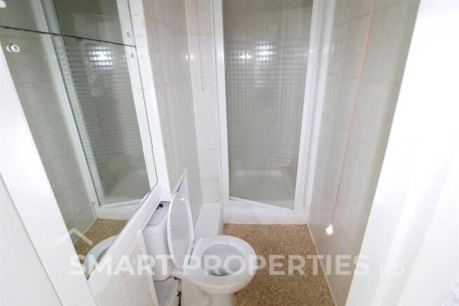 2 bed Terraced to rent Image 6