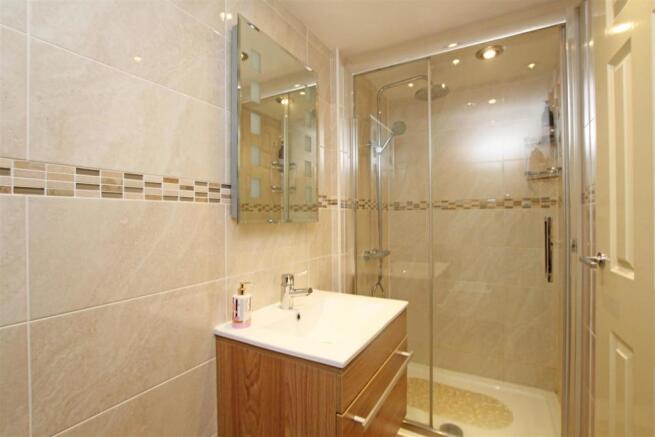 48PFR - Bedroom one en suite.jpg