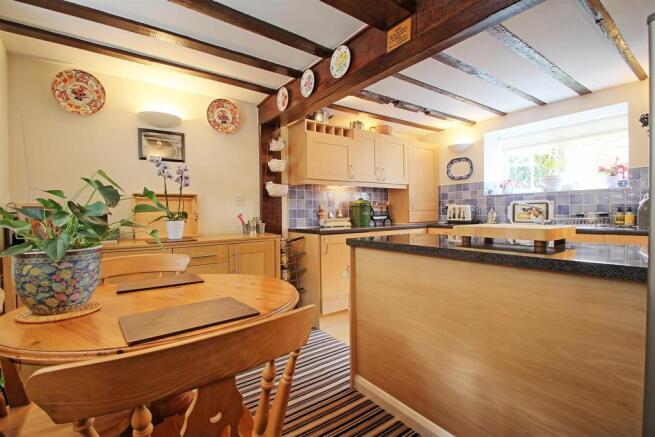 KITCHEN/DINING ROOM