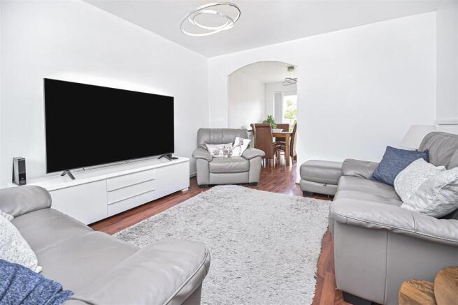 3 Adwell Close Lounge (1).jpg