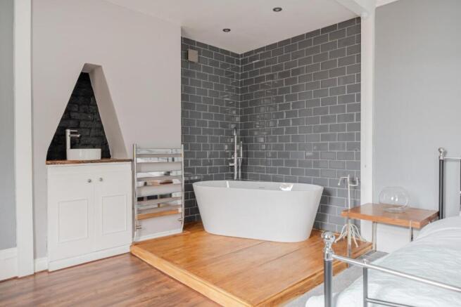 4 bed Link Detached House for sale Image 11
