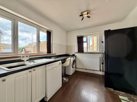 5 bed Detached for sale Image 11