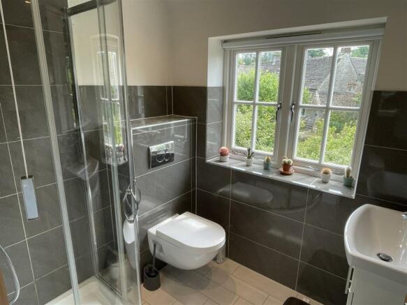 En Suite Bed 4.JPG