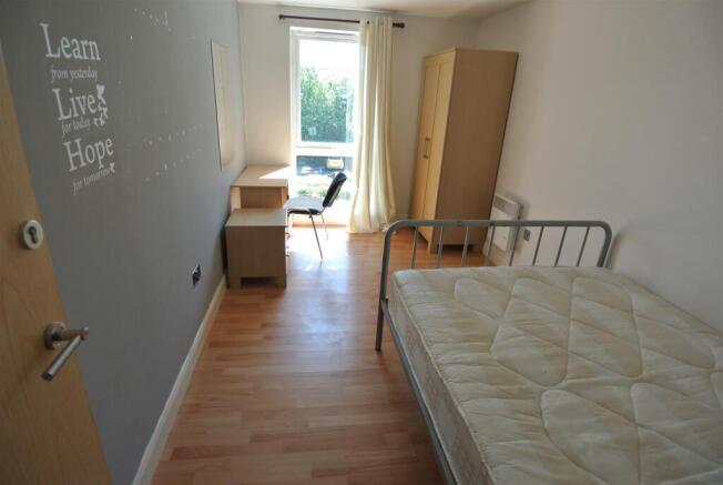 3 bed Flat to rent Image 5