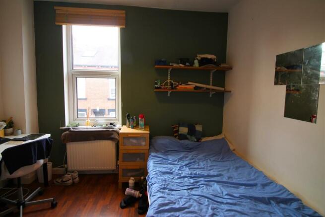 4 bed House to rent Image 6