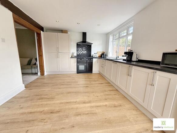 4 bed Semi-Detached for sale Image 7