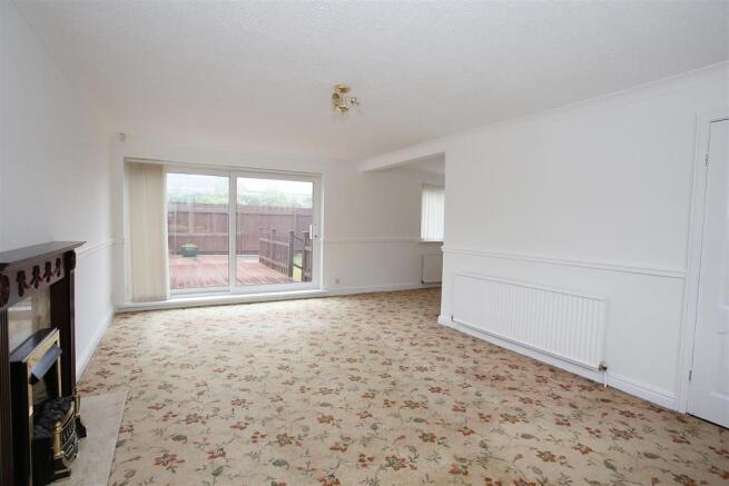 LOUNGE / DINING ROOM
