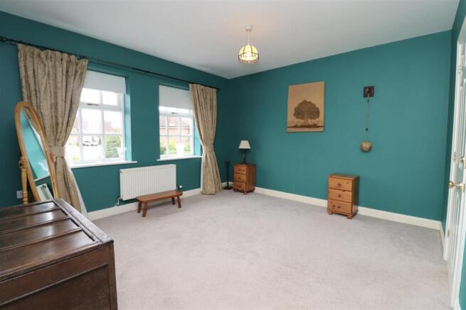 4 bed Detached for sale Image 7