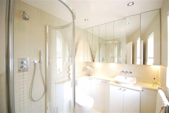 EN-SUITE SHOWER ROOM