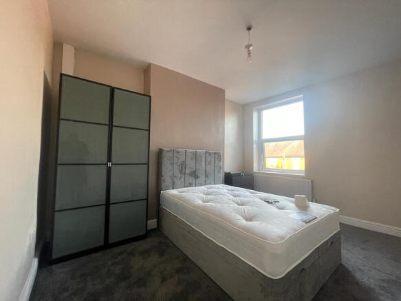 4 bed House to rent Image 8
