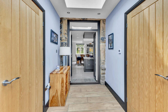 7 bed Detached for sale Image 12