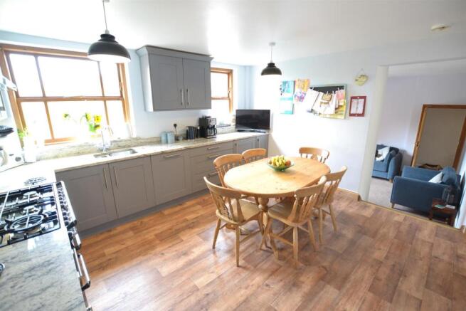 OPEN PLAN BREAKFAST KITCHEN