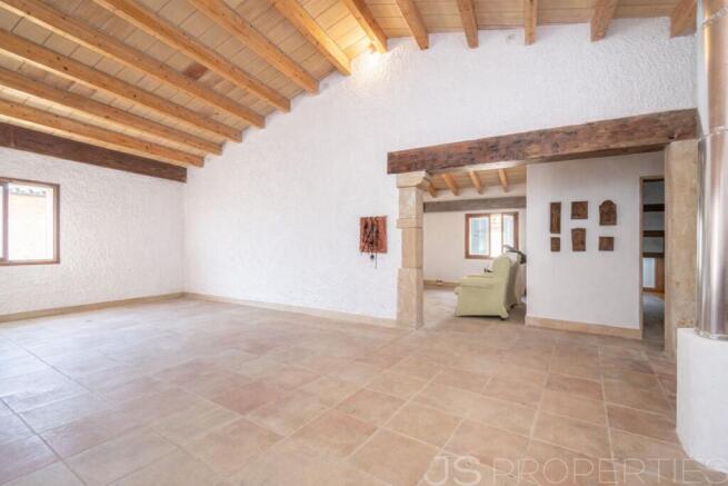 For sale in Pollensa: spacious property full of character and well located.