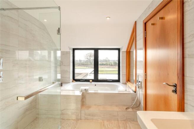 6 bed Detached for sale Image 12