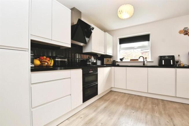 4 bed Detached for sale Image 9