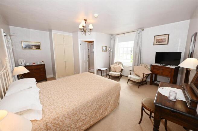 8 bed Detached for sale Image 11