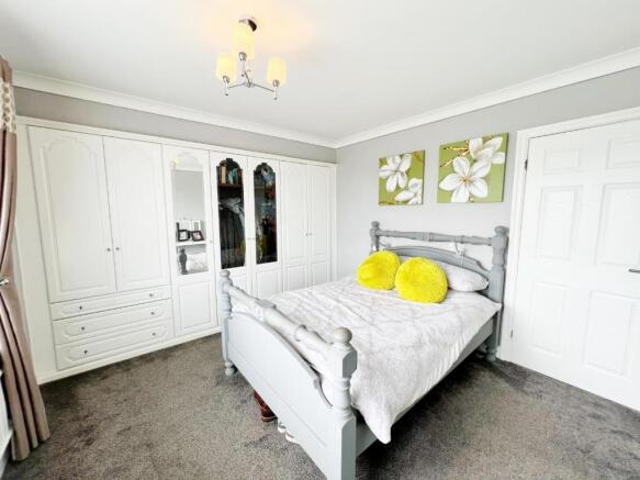 Bedroom 1 pic 2.jpg