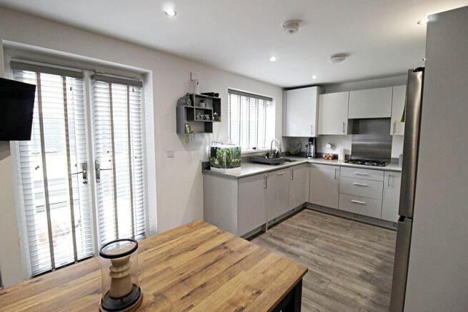 4 bed Semi-Detached for sale Image 8