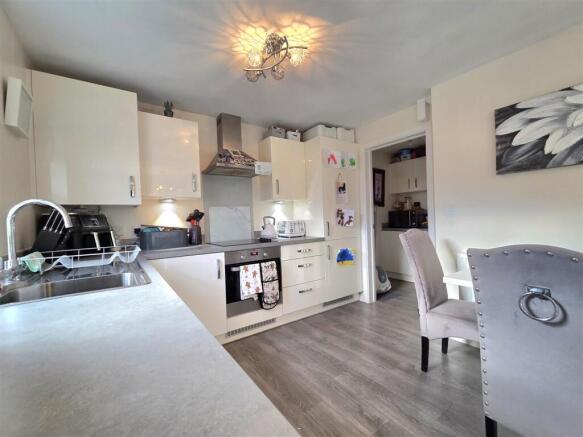 Warbler Close, Hardwicke, Gloucester photo 4