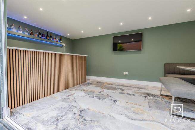 BAR/GAMES ROOM