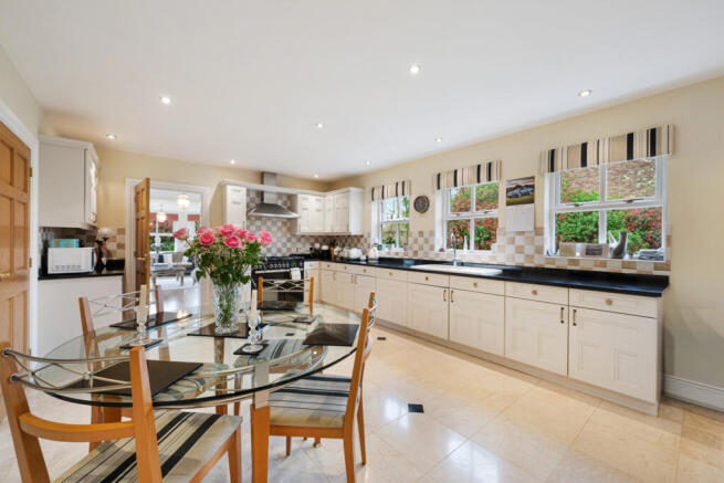 5 bed Detached for sale Image 10
