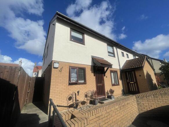 2-bed flat on Pine Grove, Rhos on Sea , £139,950