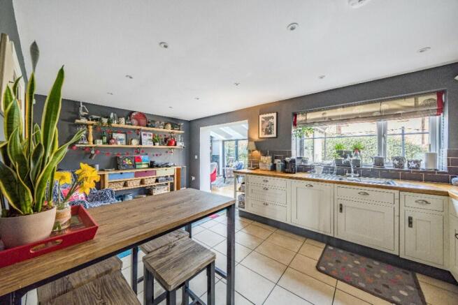 6 bed Detached for sale Image 7