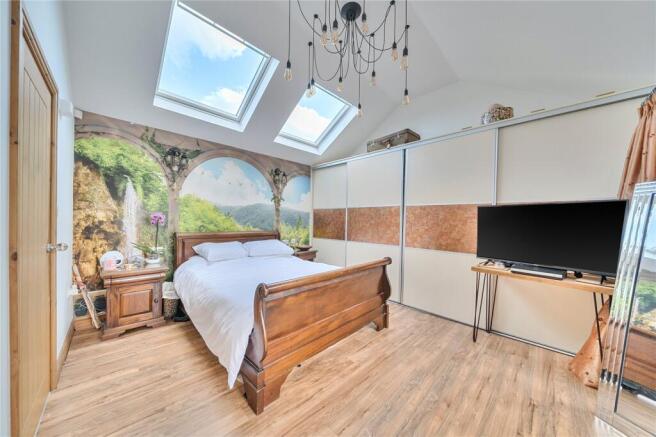 5 bed Detached for sale Image 7
