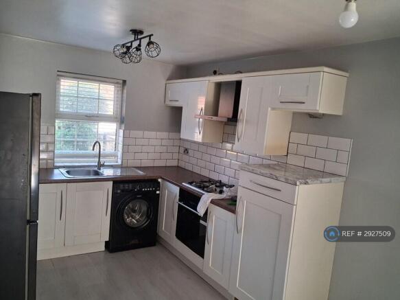 3 bed Semi-Detached to rent Image 6