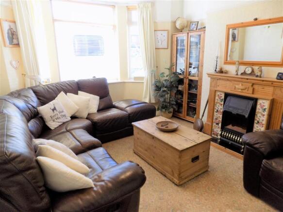 FRONT ROOM.JPG