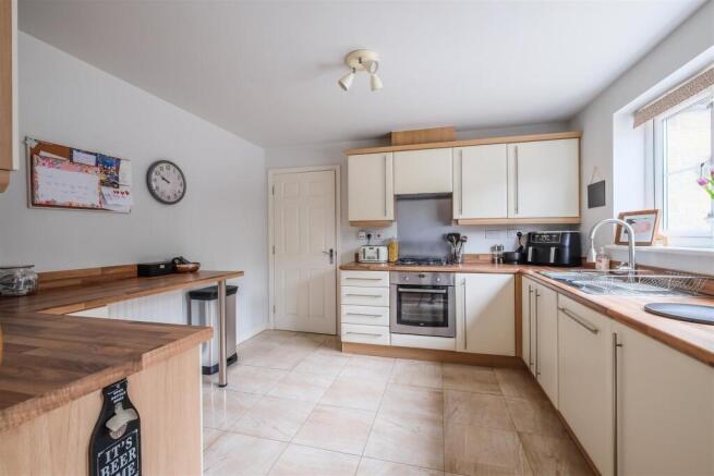 5 bed House for sale Image 11