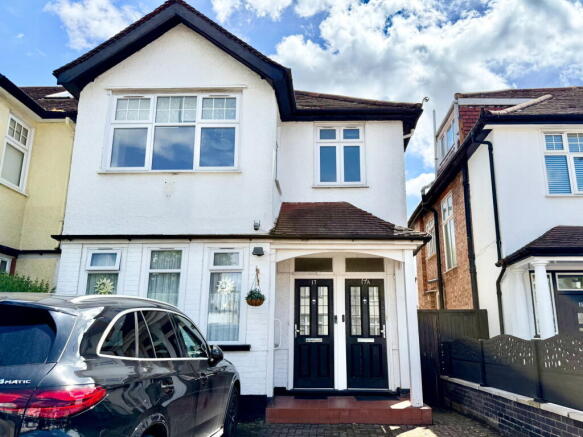 1-bed flat on Goodwyn Avenue, London, NW7 3RJ, £325,000