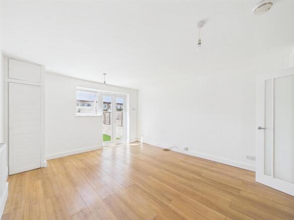 Mixed-use invesmtnet 2 x flats and shop for auctio