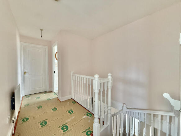 5 bed Detached for sale Image 12