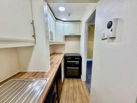 2 bed Terraced to rent Image 5